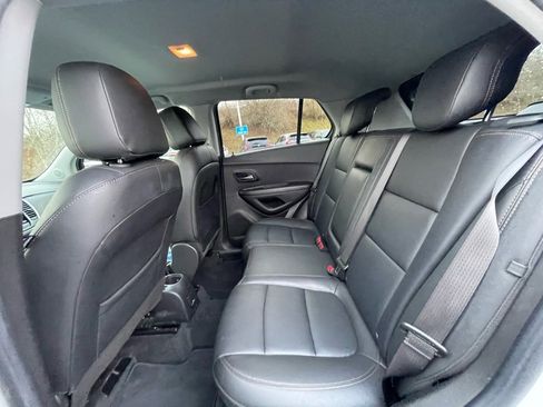 Used 2021 Chevrolet Trax LT w/ Premium Seat Package image 18