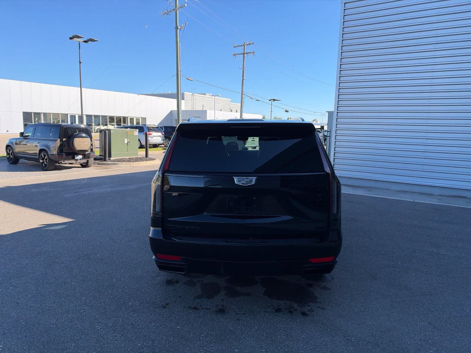 Used 2024 Cadillac Escalade Sport Platinum w/ LPO, ONYX Package AWD/4WD image 4