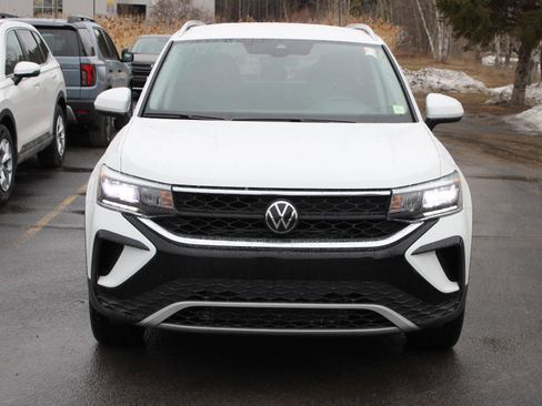 Used 2024 Volkswagen Taos SE image 2