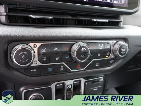 Used 2024 Jeep Wrangler Unlimited AWD/4WD image 35