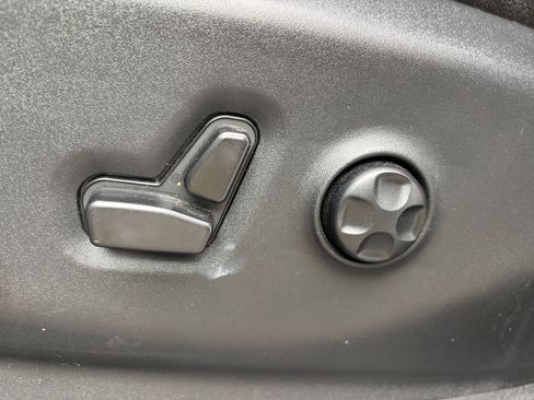 Used 2025 Chrysler Pacifica Select image 22