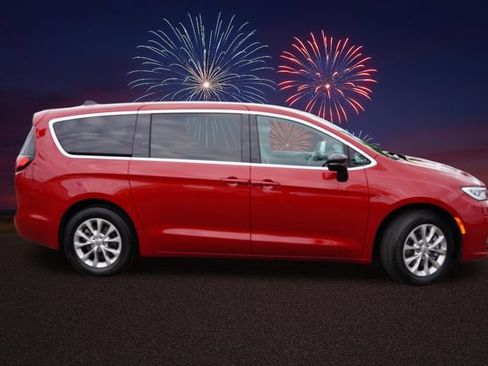 Used 2025 Chrysler Pacifica Select AWD/4WD image 3
