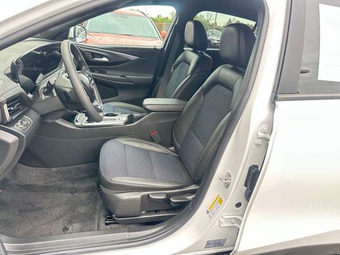 Used 2025 Buick Envista Preferred image 36