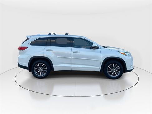 Used 2017 Toyota Highlander XLE image 9