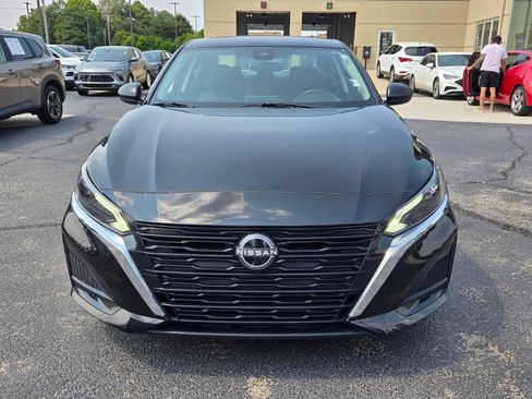Used 2025 Nissan Altima 2.5 SV FWD image 2