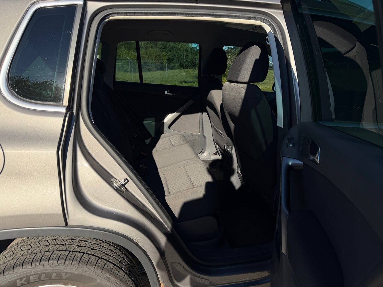 Used 2009 Volkswagen Tiguan SE AWD/4WD image 18