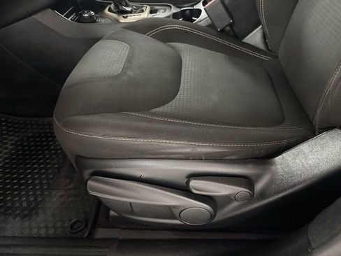 Used 2017 Jeep Cherokee Latitude w/ Cold Weather Group image 13