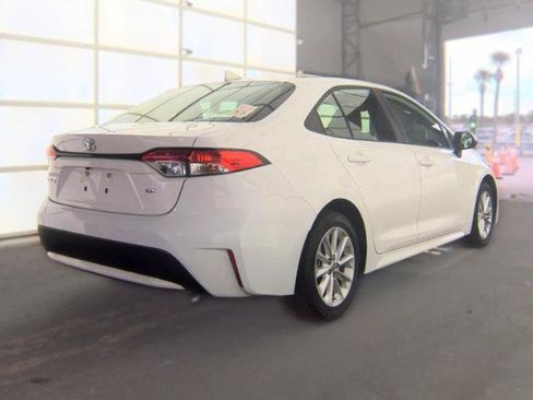 Used 2021 Toyota Corolla LE w/ LE Convenience Package FWD image 4
