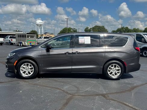 Used 2023 Chrysler Pacifica Touring-L FWD image 27