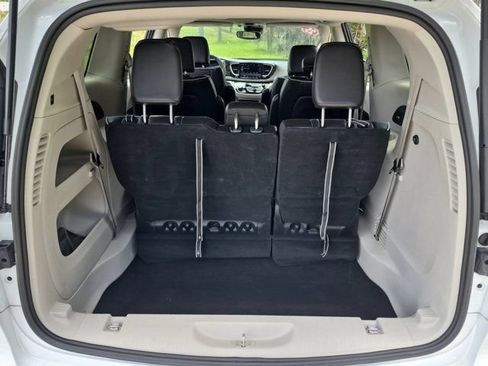 Used 2023 Chrysler Pacifica Limited FWD image 29