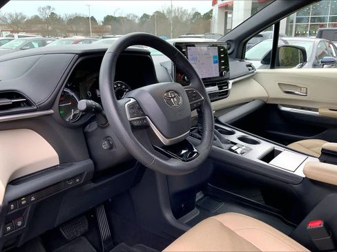 Used 2021 Toyota Sienna Limited image 18