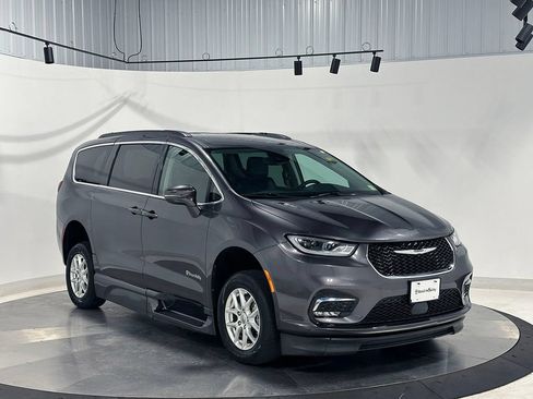 Used 2022 Chrysler Pacifica Touring-L FWD image 4
