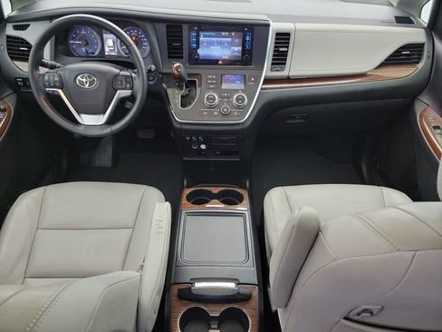 Used 2017 Toyota Sienna Limited Premium FWD image 14