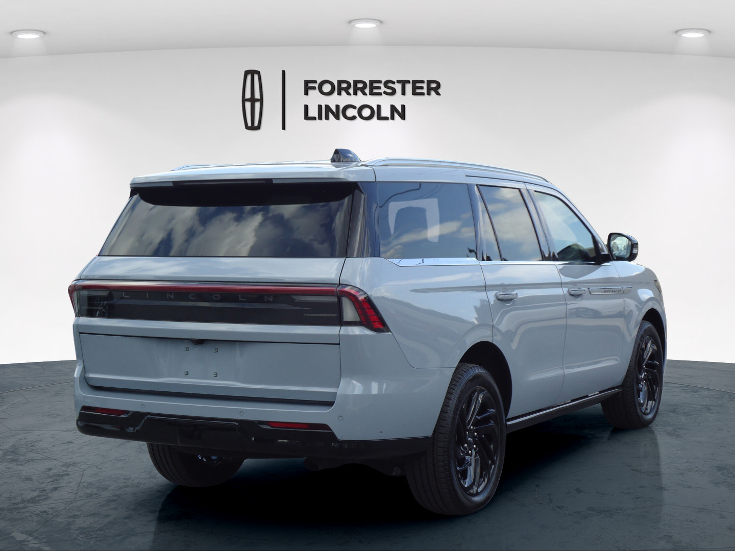 Used 2025 Lincoln Navigator Reserve AWD/4WD image 3
