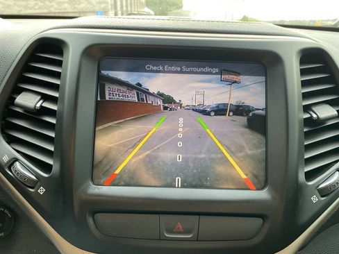 Used 2016 Jeep Cherokee Latitude w/ Cold Weather Group AWD/4WD image 28