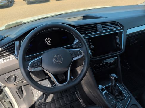Used 2022 Volkswagen Tiguan SE AWD/4WD image 8