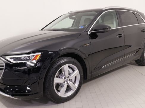 Used 2019 Audi e-tron Prestige w/ Prestige Package image 4