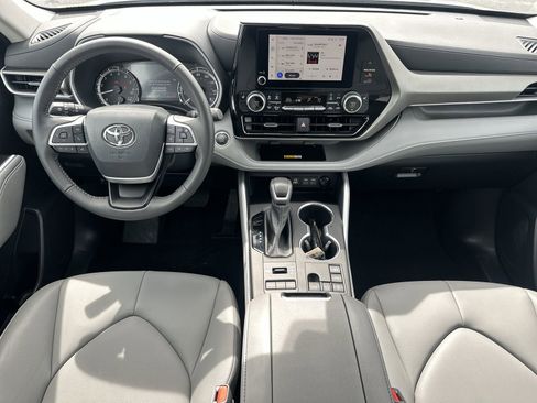 Used 2024 Toyota Highlander XLE AWD/4WD image 18