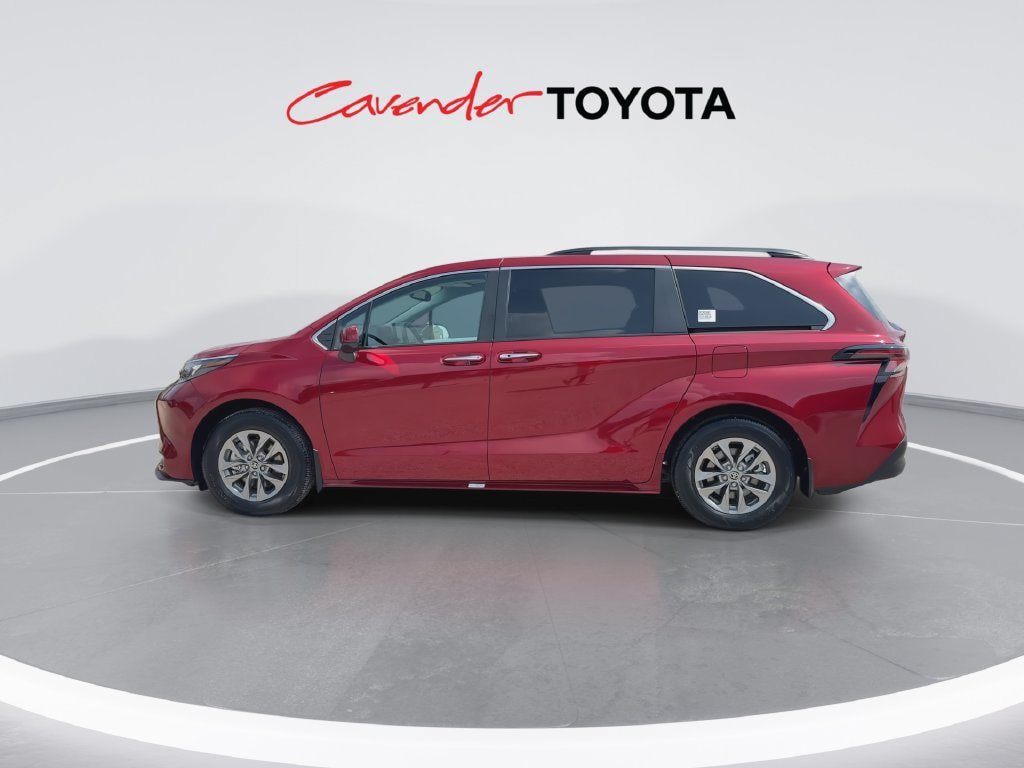 Certified 2025 Toyota Sienna XLE FWD image 5