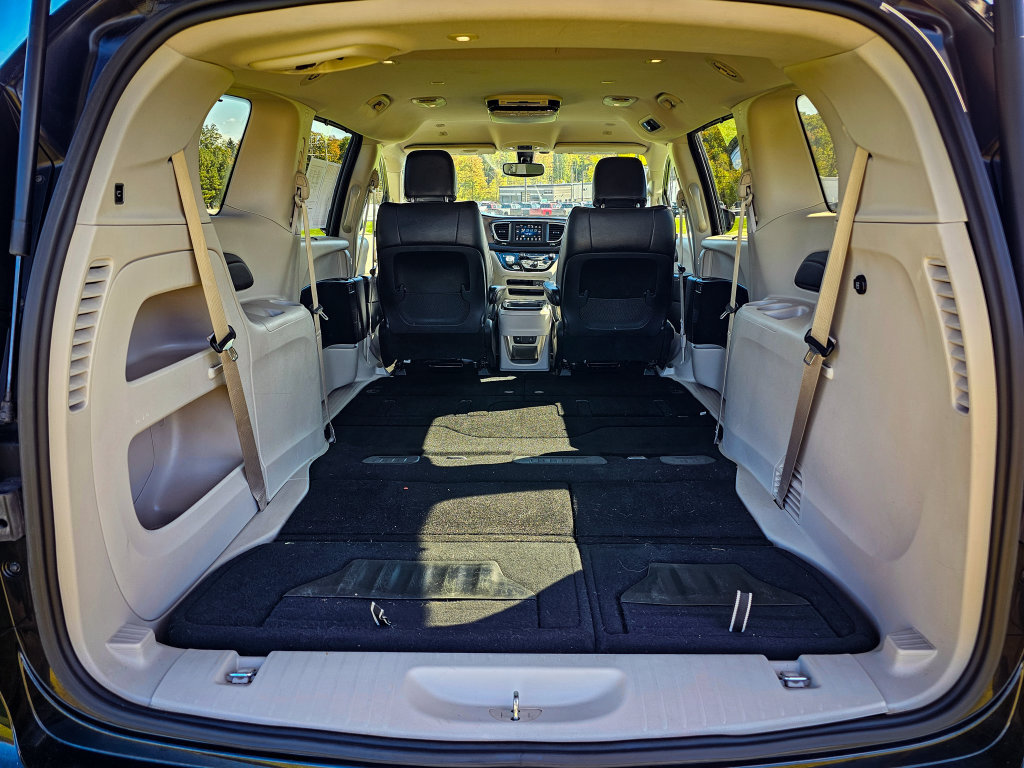Used 2019 Chrysler Pacifica Touring-L FWD image 36