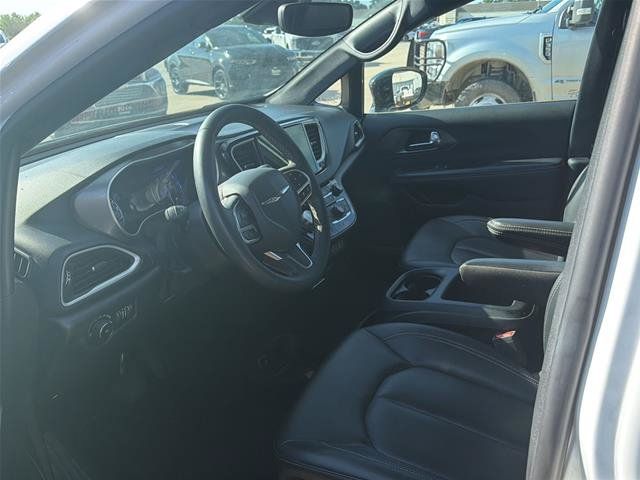 Used 2025 Chrysler Pacifica Select FWD image 3