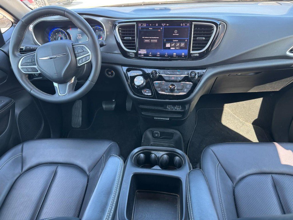 Used 2025 Chrysler Pacifica Select FWD image 15