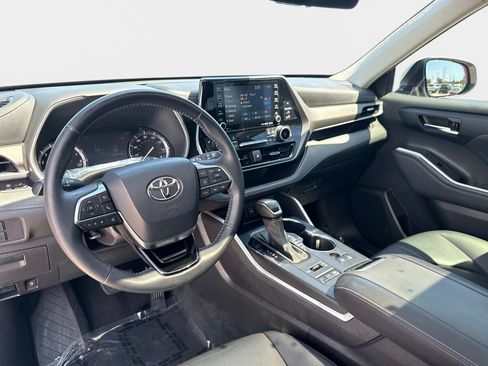Used 2021 Toyota Highlander XLE AWD/4WD image 15