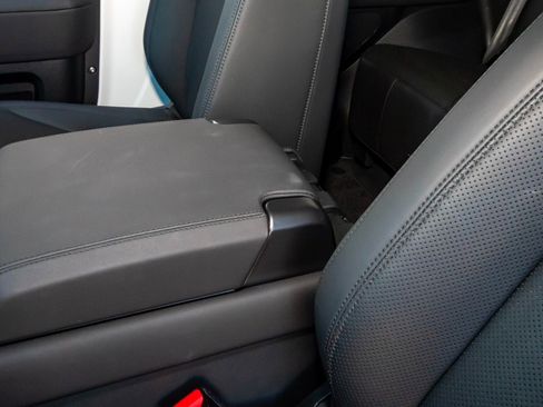 Used 2025 Land Rover Defender 90 S image 33