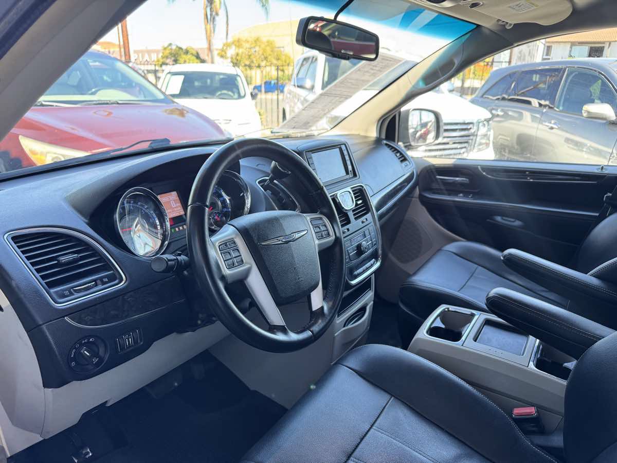 Used 2016 Chrysler Town & Country Touring FWD image 35