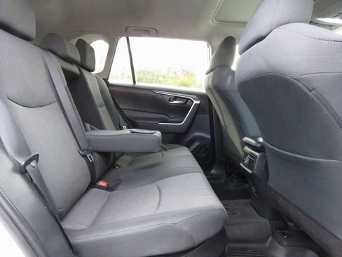Used 2021 Toyota RAV4 XLE image 17