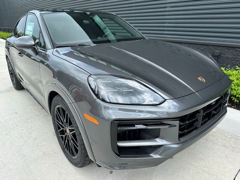 Used 2025 Porsche Cayenne GTS image 10