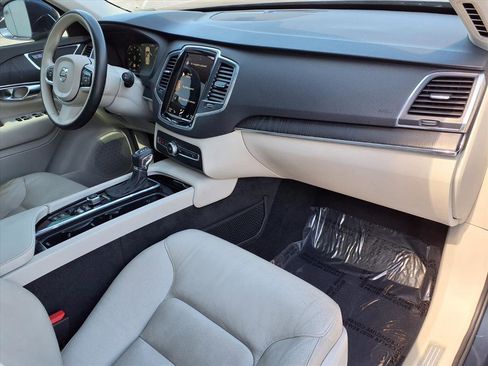 Used 2020 Volvo XC90 T5 Momentum w/ Protection Package Premier image 8