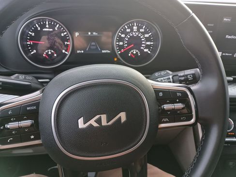 Used 2024 Kia Carnival LX image 21