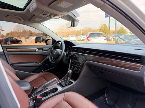 Used 2022 Volkswagen Passat 2.0T image 21