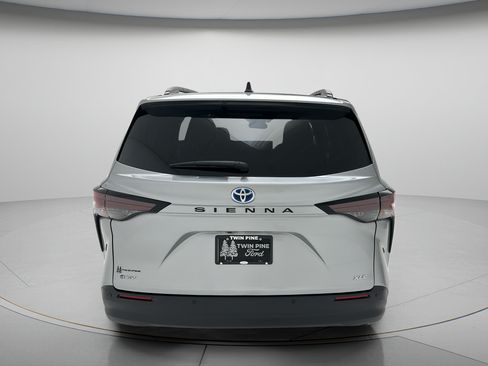 Used 2025 Toyota Sienna XLE FWD image 7