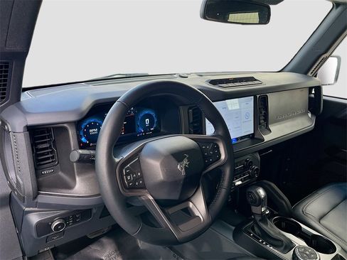Used 2025 Ford Bronco Badlands image 9