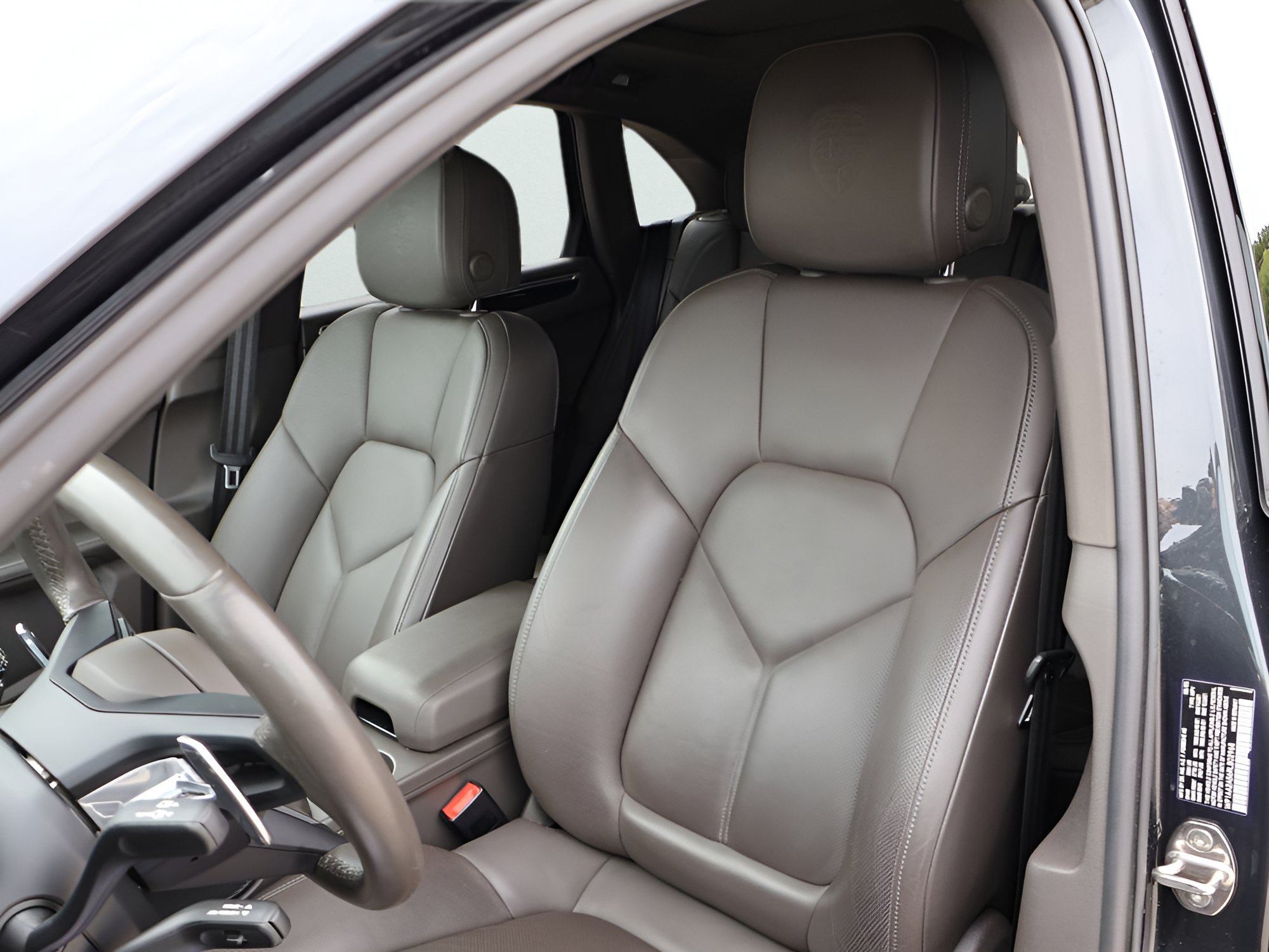 Certified 2024 Porsche Macan AWD/4WD image 5