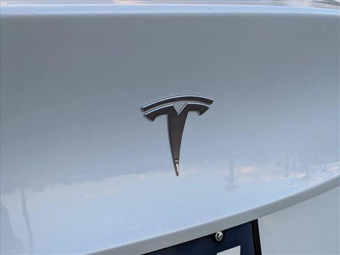 Used 2021 Tesla Model Y Long Range AWD/4WD image 29