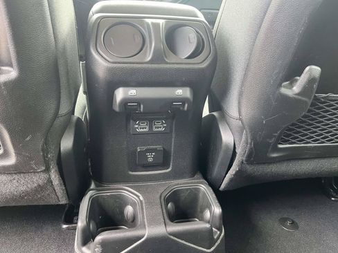 Used 2025 Jeep Wrangler Unlimited Rubicon AWD/4WD image 13
