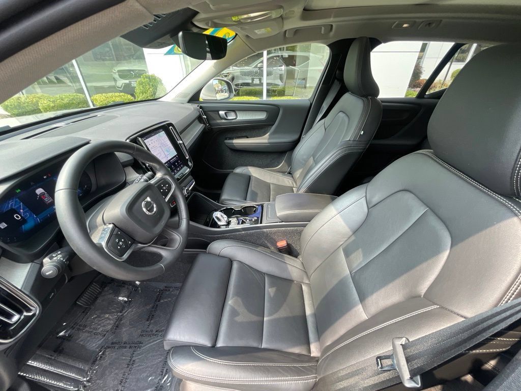 Used 2025 Volvo XC40 B5 Plus AWD/4WD image 21