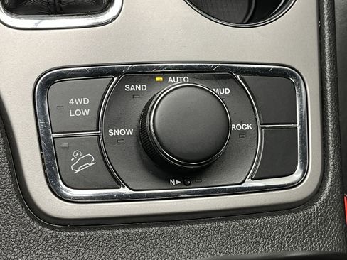 Used 2018 Jeep Grand Cherokee Limited image 16