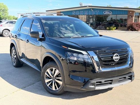 Used 2025 Nissan Pathfinder SL FWD image 2