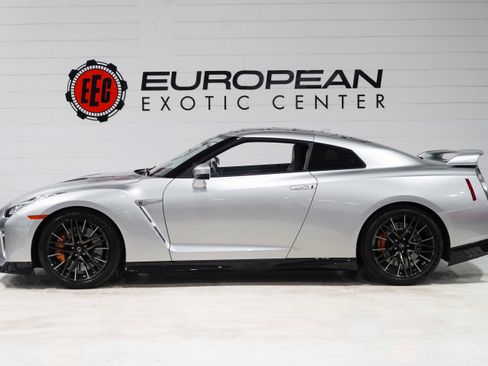 Used 2020 Nissan GT-R Premium AWD/4WD image 7