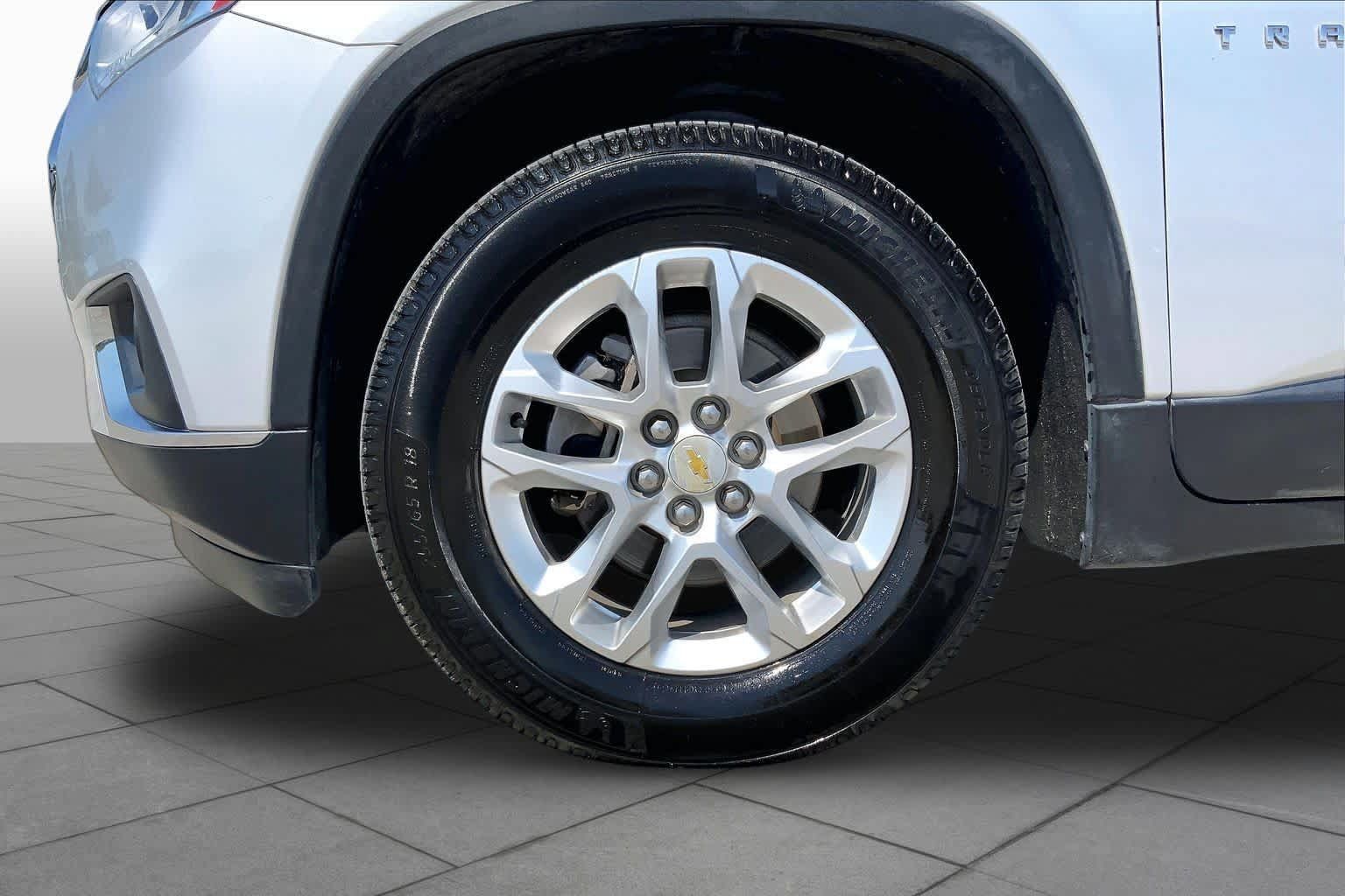 Used 2019 Chevrolet Traverse LT FWD image 11