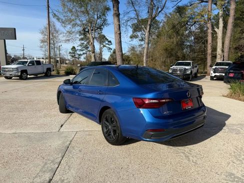 Used 2023 Volkswagen Jetta SE FWD image 2