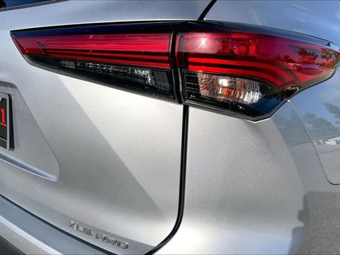 Used 2022 Toyota Highlander XLE AWD/4WD image 10
