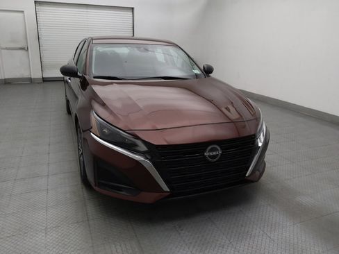 Used 2024 Nissan Altima 2.5 SV FWD image 14