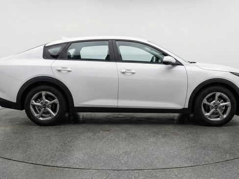 Used 2025 Kia K4 LXS image 11