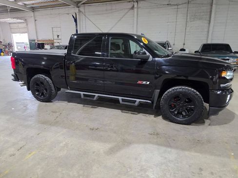 Used 2018 Chevrolet Silverado 1500 LTZ Z71 w/ LTZ Plus Package AWD/4WD image 21