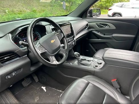 Used 2023 Chevrolet Traverse LT w/ LT Premium Package AWD/4WD image 2